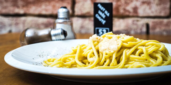 Italské 3chodové menu se špagetami připravenými v bochníku parmezánu