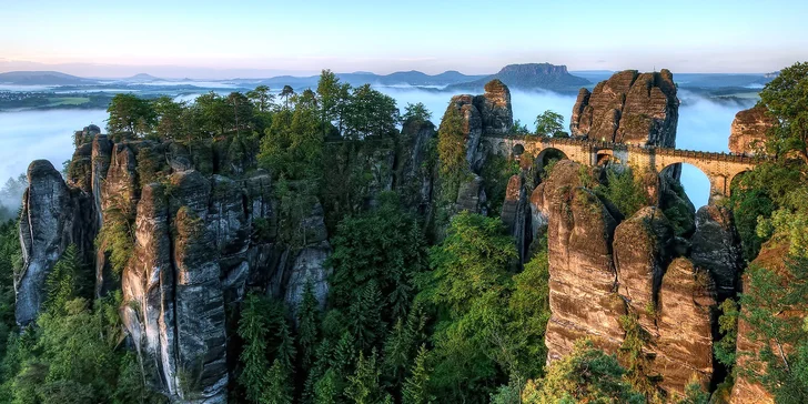 Výletníky čekají úžasné výhledy na skalní most Bastei – dominantu masivu skal nad řekou.