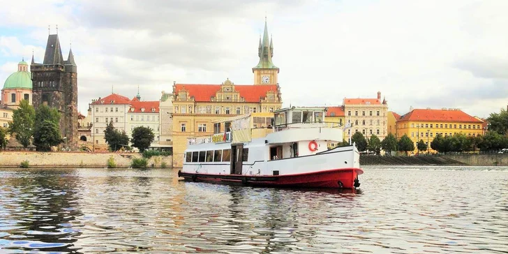 Vyhlídkové, polední a večerní plavby po Vltavě, některé i s rautem a hudbou