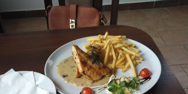 Kuřecí steak a zelenina z grilu či vepřový s omáčkou a přílohou + nápoj