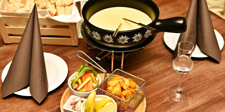 Švýcarská specialita na Újezdě: sýrové fondue s pečivem a hranolky pro dva