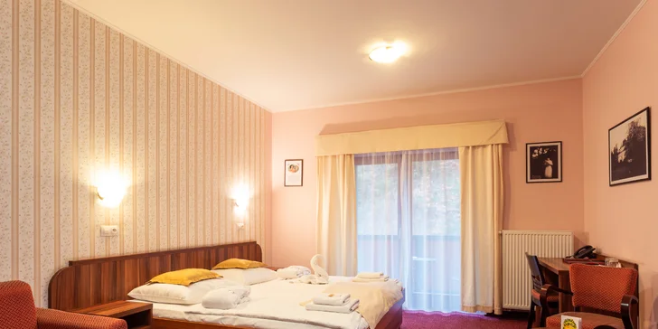 V každém pokoji je televize i trezor.