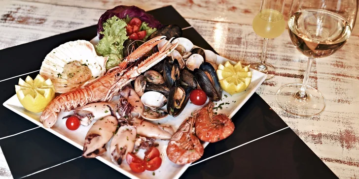 Mořská hostina s vínem a citronovým likérem pro dva v restauraci Casanova