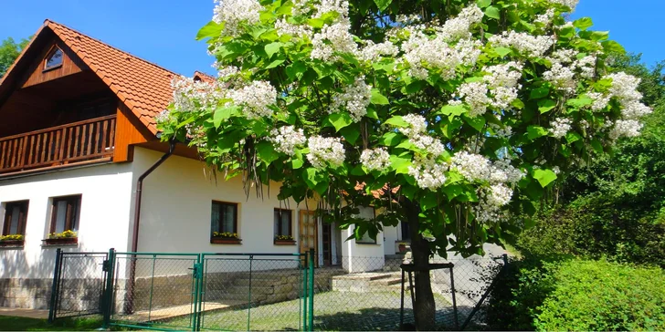 Bez problému tu zaparkujete – u chalupy je místo pro 2 osobní vozidla a další 2 i více se vejdou na nedaleké veřejné prostranství.