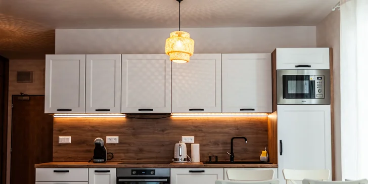V každém apartmánu je k dispozici moderní koupelna, plně vybavená kuchyňská linka, prostorná chodba a šatní skříň (dvoupokojový apartmán).