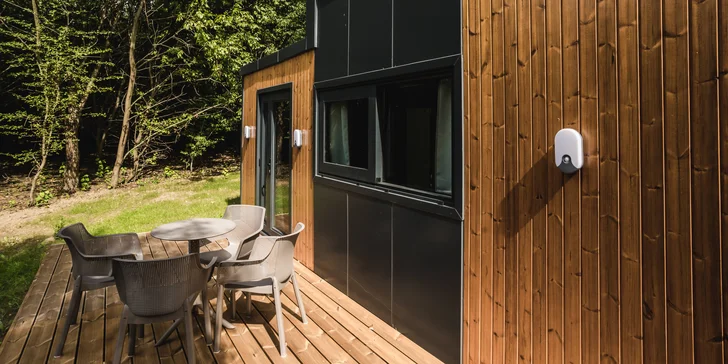 Tešiť sa môžete na pobyt v modernej a luxusne zariadenej dvojlôžkovej izbe Standard či Deluxe, apartmáne, v úplne nových chaletoch, či v útulnom Tiny House. (na obrázku)
