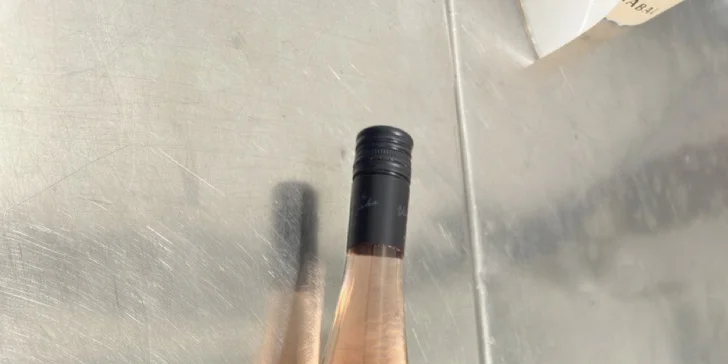 Namícháte si vlastní blend, víno si také nalahvujete, nalepíte etiketu a svůj produkt si odnesete domů. 