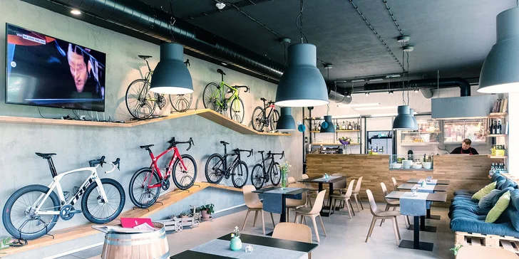 Bikeclinic Café je jedinečným spojením kavárny s bistrem a půjčovny i prodejny kol, stejně jako jejich servisu. 