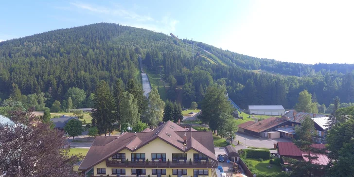 Hotel stojí v centru Harrachova, projděte se k Mumlavskému vodopádu nebo lanovkou vyjeďte na Čertovu horu. 