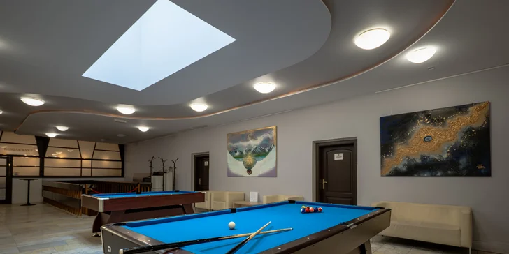 Vyburcujte súťaživého ducha na maximum a zahrajte si napríklad billiard, stolný futbal, tenis, poker či šach.

