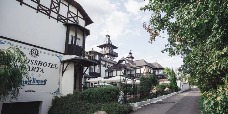Hotel leží pár minut jízdy od lázeňské kolonády.