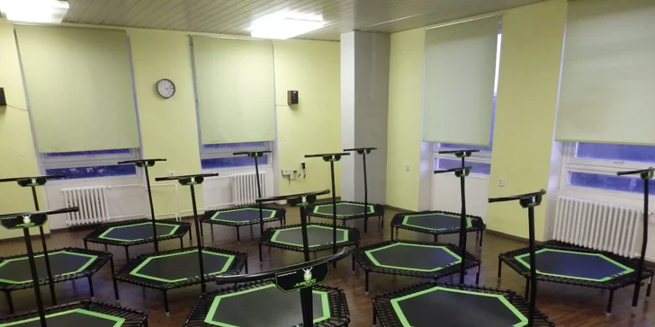 Balanční cviky na trampolínce jsou náročnější než na zemi, ale zase zábavnější. 