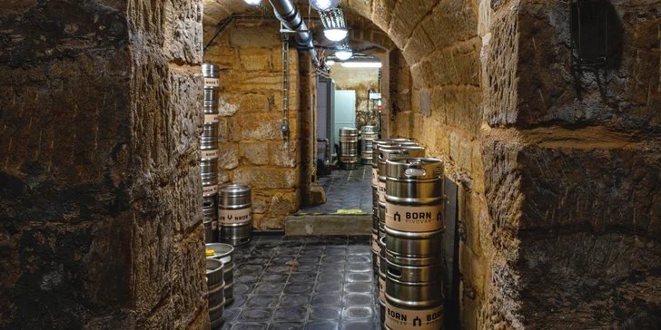 Památkově chráněný dům neutěšeného stavu proměnili v moderní pivovar s restaurací a s působivými ležáckými sklepy.