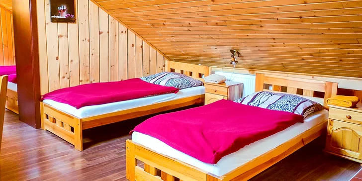 V dome je 5 spální a jeden apartmán so samostatným vchodom. 