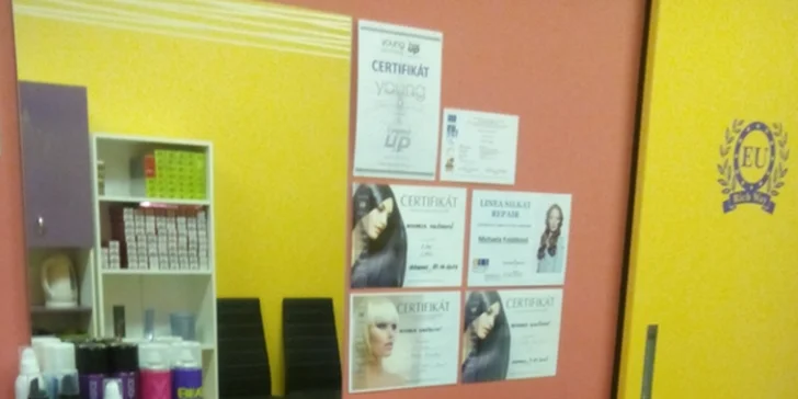 Pak už se přesunete do křesla a začne koncert cvakajících nůžek.