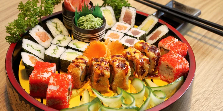 Podávají se klasické sushi kousky, ale i tempura nebo sendviče. 