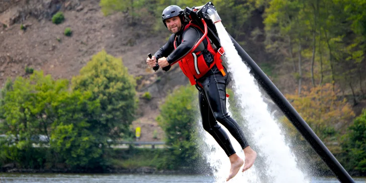 Dárkový poukaz na Jetpack potěší milovníky techniky i adrenalinu. Je to bezpečný a stabilní způsob, jak se vznést nad hladinu.