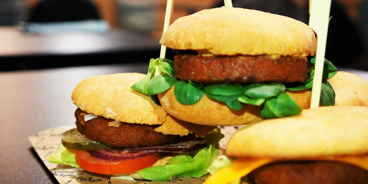 Čtyři vyladěné veganské miniburgery podle výběru pro dvě osoby