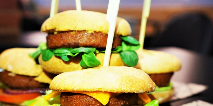 Čtyři vyladěné veganské miniburgery podle výběru pro dvě osoby