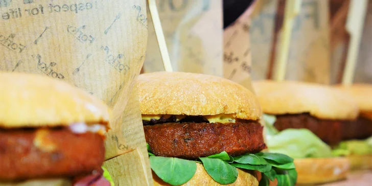 Čtyři vyladěné veganské miniburgery podle výběru pro dvě osoby