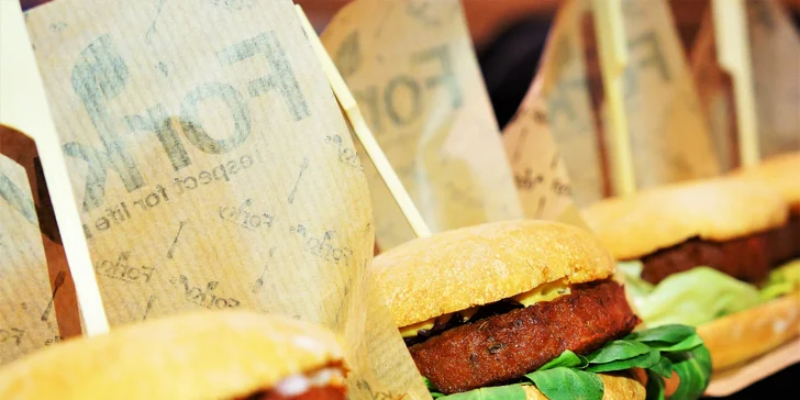 Čtyři vyladěné veganské miniburgery podle výběru pro dvě osoby