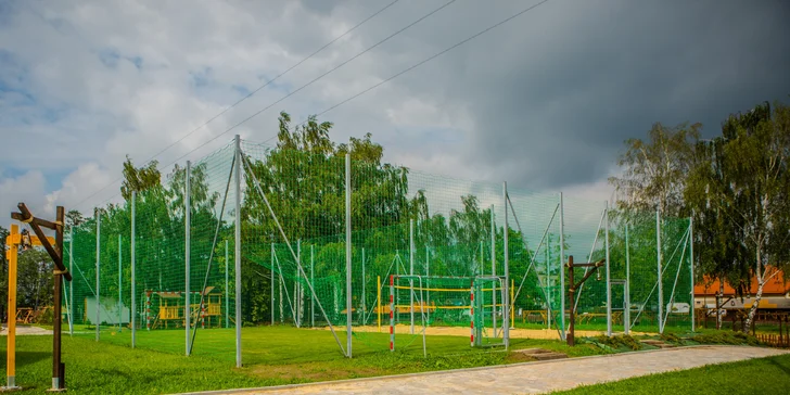 Součástí městečka jsou i sportovní hřiště.