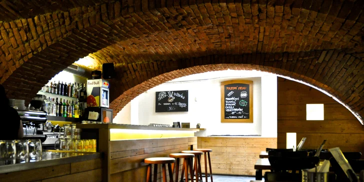 Rezervaci nepotřebujete, zkrátka do restaurace přijďte s platným voucherem. 