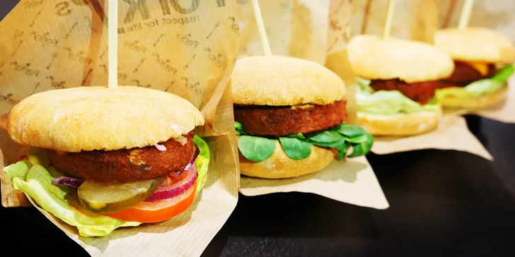 Čtyři vyladěné veganské miniburgery podle výběru pro dvě osoby