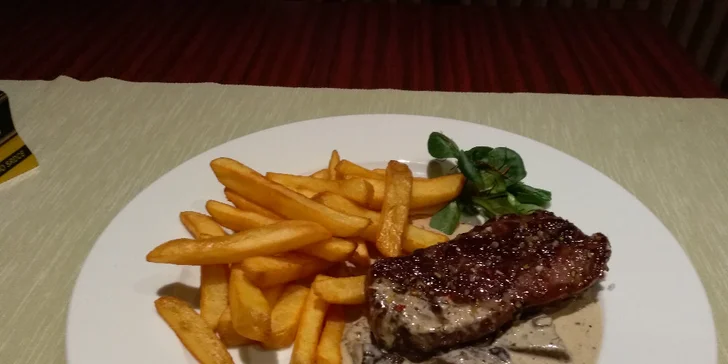 Vyzrálý jihoamerický hovězí steak s přílohou a omáčkou podle výběru