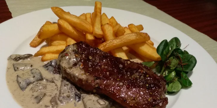 Vyzrálý jihoamerický hovězí steak s přílohou a omáčkou podle výběru
