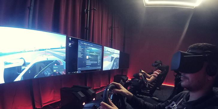 60 min. zábavy v závodních křeslech s volantem a VR brýlemi Oculus Rift