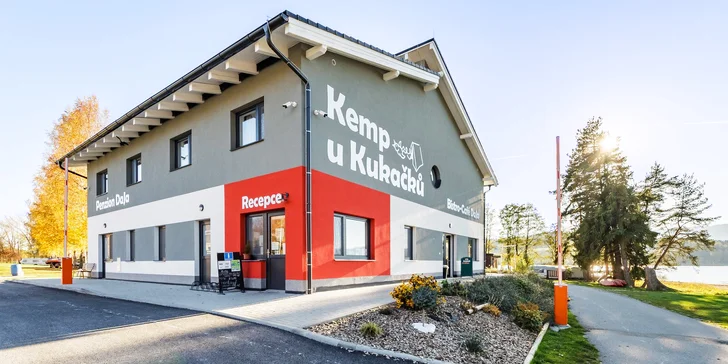 Jaro na břehu Lipna pro dva či pro rodinu v moderních pokojích se snídaní