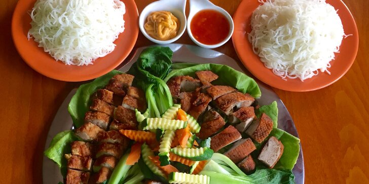 Japonsko na talíři: 3 druhy masa à 200 g s rýžovými nudlemi a salátem