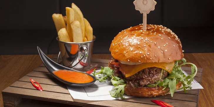 Hovězí burger a hranolky v pražském podhradí pro 1 nebo 2 osoby