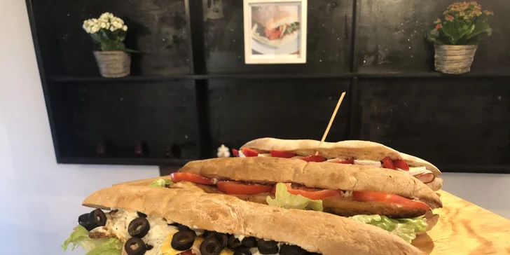 Takovou nálož by ale chtělo pořádně spláchnout. Takže rovnou pořizujte voucher, za který vám z lednice vytáhnou i Coca Colu, Sprite nebo Fantu. 