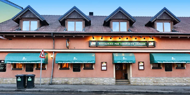 Masové prkno pod vinořským zámkem až pro 4: žebra, křidélka i burger
