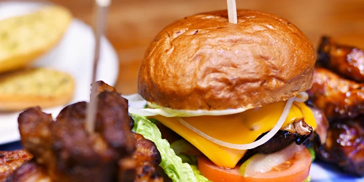 Masové prkno pod vinořským zámkem až pro 4: žebra, křidélka i burger