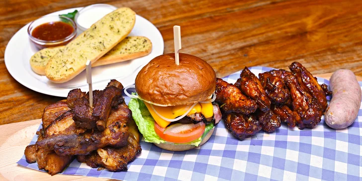 Masové prkno pod vinořským zámkem až pro 4: žebra, křidélka i burger