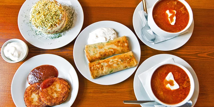 Ukrajinské menu pro 2: boršč, sladké syrniky, masové bliny a tuňákový salát