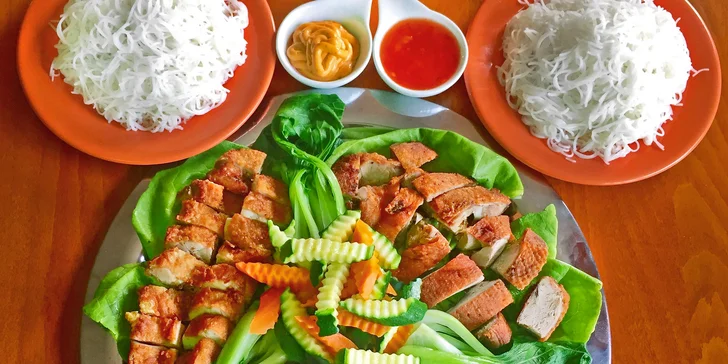 Japonsko na talíři: 3 druhy masa à 200 g s rýžovými nudlemi a salátem