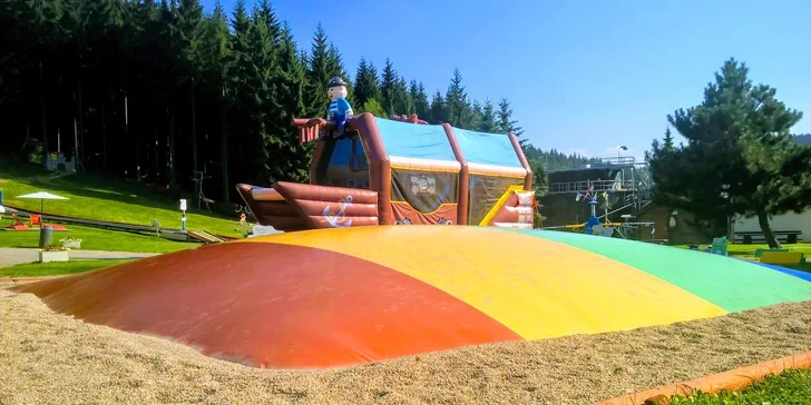 Děti se mohou těšit na trampolíny, vodní svět, lodičky i oboru s divokou zvěří v Dětském letním parku. Vstup získáte s 20% slevou.