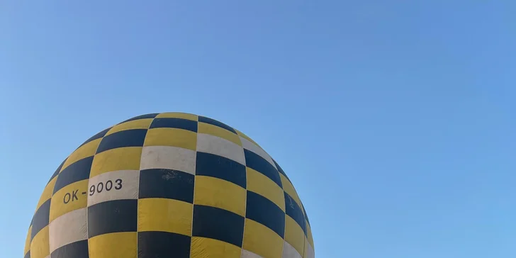 V rámci adrenalinového letu vám pilot vám předvede dynamické letové manévry.