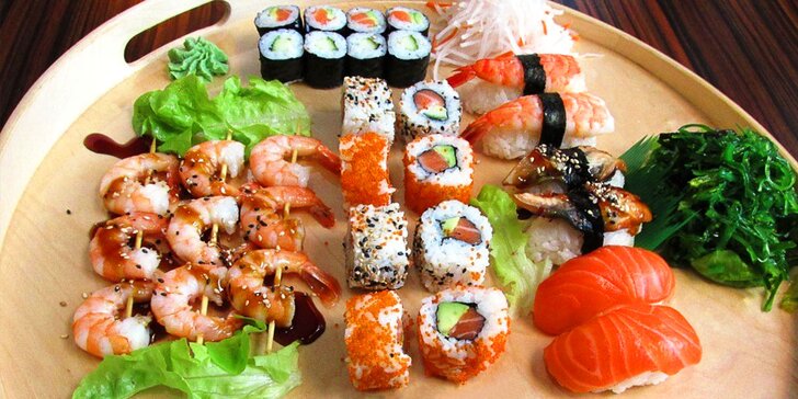 39 sushi kousků a k nim zázvor, wasabi, řasy a salát