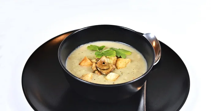 Bramborákové menu pro dva: česnečka, bramboráčky dle výběru a dezert