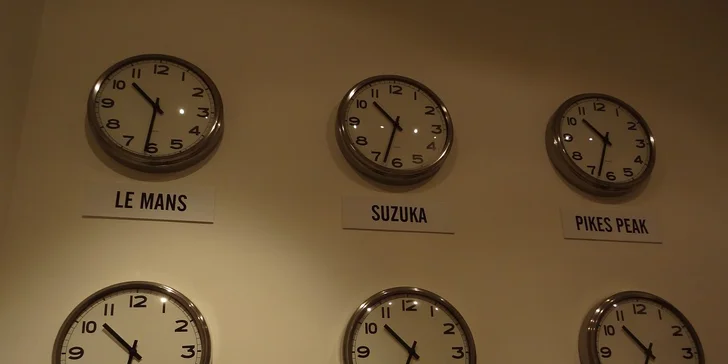 Čtyřlitrové XXL drinky pro 8 osob v baru PitStop