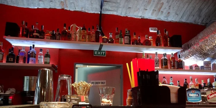 Čtyřlitrové XXL drinky pro 8 osob v baru PitStop