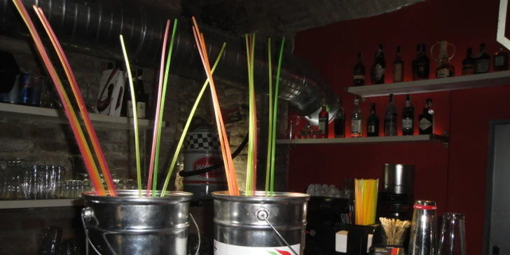 Čtyřlitrové XXL drinky pro 8 osob v baru PitStop