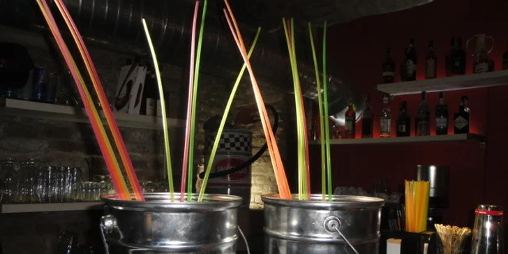 Čtyřlitrové XXL drinky pro 8 osob v baru PitStop