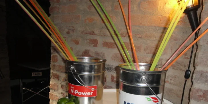 Čtyřlitrové XXL drinky pro 8 osob v baru PitStop
