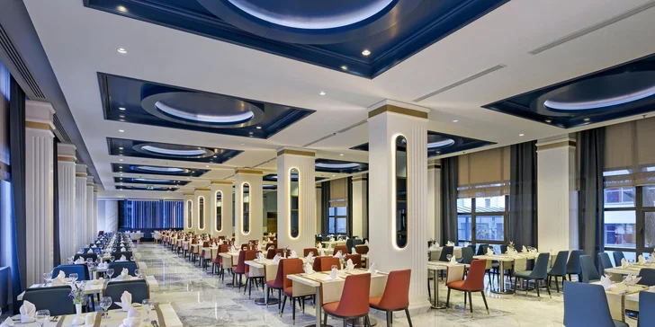 Kromě hlavní restaurace s bohatými bufety od snídaně do večeře můžete jednou týdně vyzkoušet jednu z 5 à la carte restaurací. 